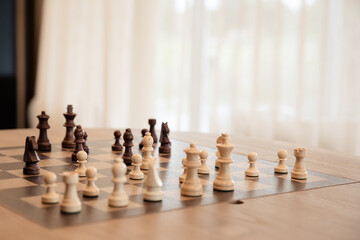 Schachspiel mit Spielfiguren aus Holz - 688672707