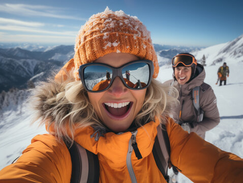 Gelbes Winterglück: Frau mit Skibrille in schneebedeckten Bergen
