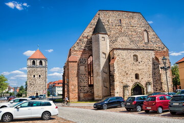 zerbst, deutschland - ruine der kirche st. bartholomäi und dicker turm