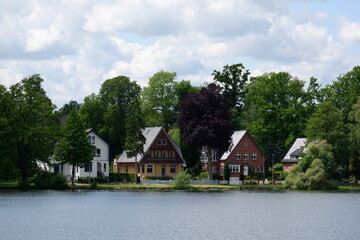 Fototapeta na wymiar Häuser am See
