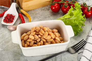 White canned beans in the bowl