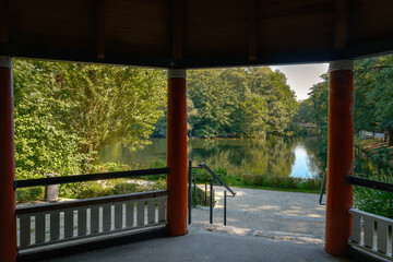 Gartendenkmal als Naherholungsgebiet: Blick aus dem Pavillon Richtung Osten auf den...