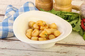 Roasted delicous scallop in the bowl
