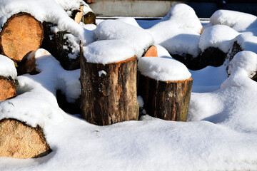 Pniaczki pokryte śniegiem na wozie przygotowane do palenia. - obrazy, fototapety, plakaty