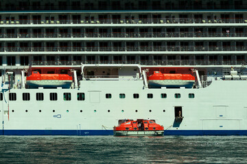 Descent of lifeboats to water from an ocean liner