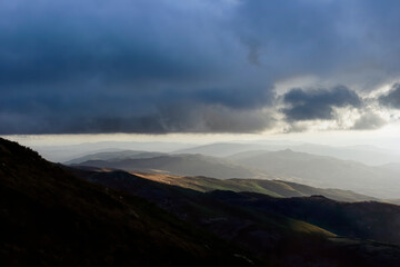 Fototapeta premium Cloudy mountains at sunset