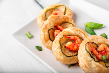 Manicaretti di pasta sfoglia con zucchine e gamberetti, antipasti italiani 