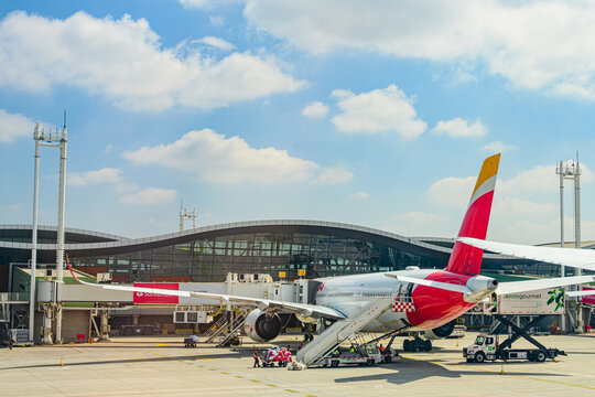 Avi&atilde;o sendo reabastecido para decolar no Aeroporto Internacional Arturo Merino Ben&iacute;tez. Santiago, Chile. 2023.