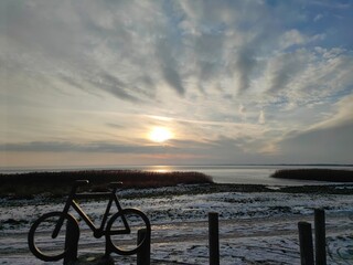 Fahrrad als Zaunpfosten im winterlichen D&auml;nemark