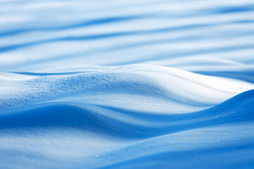 Obraz premium Wavy snow surface on snowy winter field. Nature texture background