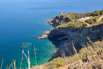 Vista panoramica di Punta Limarsi e faro sul promontorio, isola di Pantelleria IT