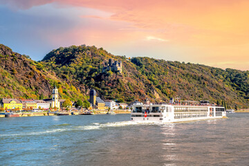 Flusskreuzfahrtschiff bei Sankt Goar, Mittelrheintal, Deutschland 