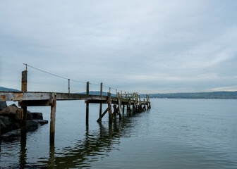 Ancien ponton en bord de mer