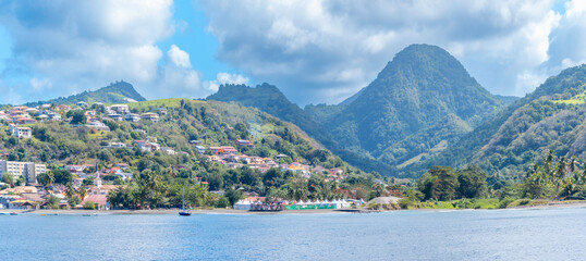 Vue panoramique de la ville du Carbet à La Martinique. Antilles Françaises. - obrazy, fototapety, plakaty