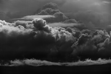Obraz premium The clouds in the sky are black and white