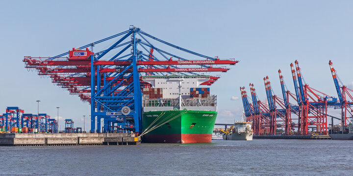 Das Containerterminal Burchardkai im Hamburger Hafen mit dem Containerschiff Ever Aria. Rechts davon das Baggerschiff Kaishuu und das Terminal Eurogate. Hamburg, Deutschland am 2. September 2023.