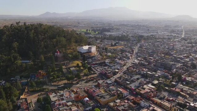 Proyecto sin t&iacute;tuloAerial video of the Municipality of Metepec at sunset making a dolly-in camera movement towards the Cerro de los Magueyes with the Nevado de Toluca in the back.