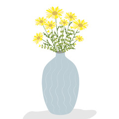 Florero con ramo de margaritas amarillas.