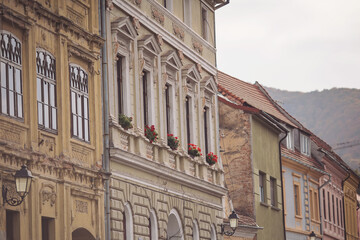 Obraz premium Beautiful streets of the Romanian city of Sibiu, with colorful houses. Small houses in the city. Beautiful historic houses on the streets of the Old Town in Sibiu. Transylvania. Romania.