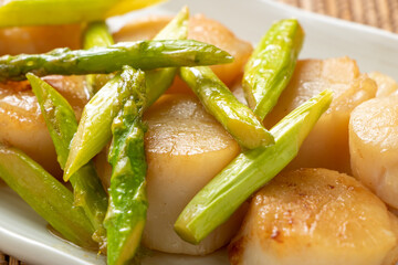 アスパラと帆立貝柱のバター醤油炒めのアップ。
