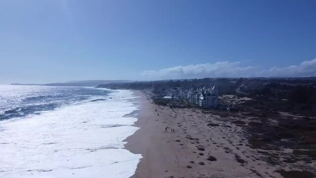 video de dron en las playas con olas impresionantes y un paisaje hermoso en la cual se pueden apreciar hasta las estructuras de los edificios hermosos.