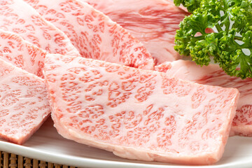 焼肉用牛肉「三角バラ」(カルビの中で上級といわれる希少部位)。

