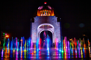 El Monumento a la Revolución es una obra arquitectónica y un mausoleo dedicado a la conmemoración de la Revolución mexican