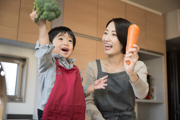 野菜大好きな子供　ママと一緒に料理をする子ども
