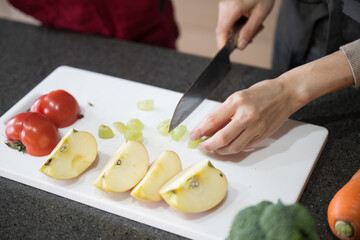 野菜を切る女性の手