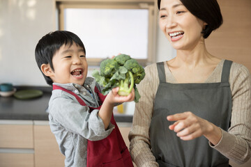 野菜大好きな子供　ママと一緒に料理をする子ども