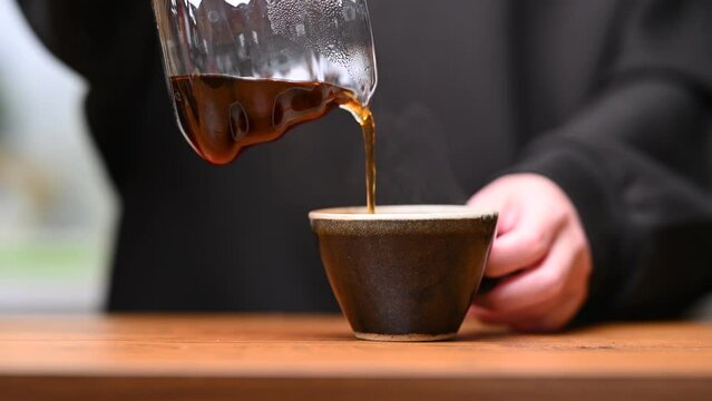 コーヒーミルでコーヒー豆を挽く 