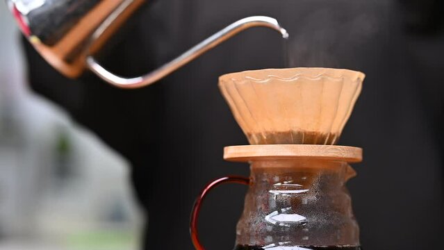 コーヒーミルでコーヒー豆を挽く 