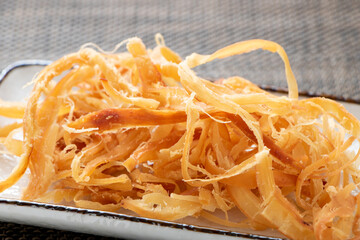 さきいか(皮付きさきいか)。
