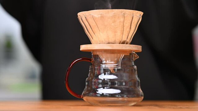 コーヒーミルでコーヒー豆を挽く 