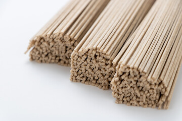 そば(乾麺)のアップ。(白バック)
