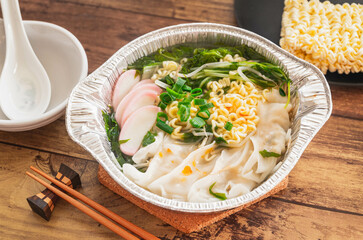 インスタント麺を入れた餃子鍋