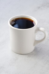 お気に入りのマグカップに淹れたてのコーヒーを入れた朝の風景