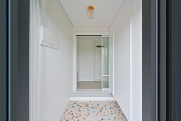 The entrance decorated with terrazzo tiles is a cute interior
