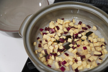 土鍋でサツマイモごはんを炊く様子