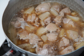 大根と鶏肉の煮物を作る様子