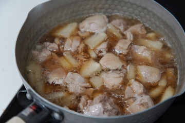 大根と鶏肉の煮物を作る様子