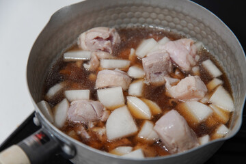 大根と鶏肉の煮物を作る様子