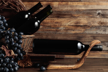 Obraz premium Red wine and blue grapes on an old wooden table.