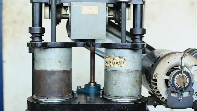 Double standard auto compactor with rotating base compacts two Marshall asphalt specimens simultaneously in indexing molds.