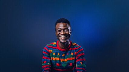 Obraz premium Young man smiling isolated on studio background. Copyspace area