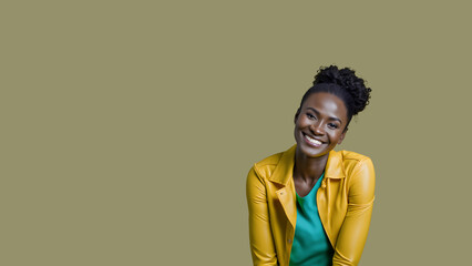 Obraz premium Beautiful young woman smiling isolated on studio background. Copyspace area