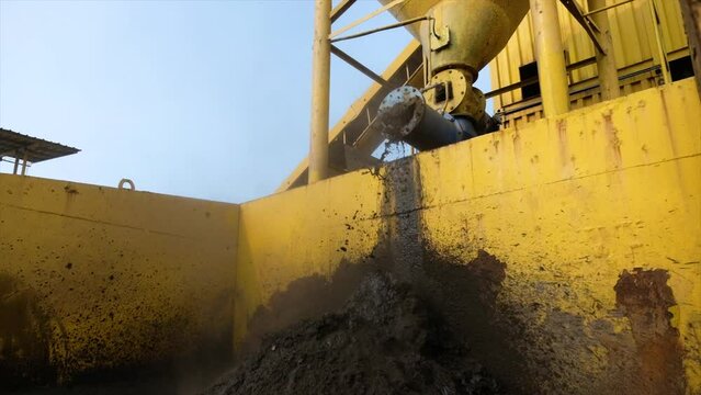 AMP unit comes with Dust Collection equipment System Dry or Wet type Dust Collector type at Asphalt mixing plant. Place to collect dust resulting from the aggregate drying process. Asphalt factory