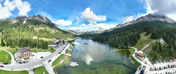 Lago Misurina - Panoramica aerea dall'alto del paesaggio sulle Dolomiti di Sesto - obrazy, fototapety, plakaty