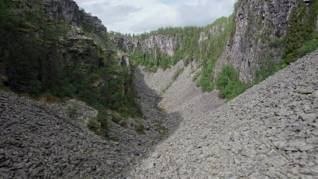Scree fields grow a little every time a pice of reck erodes off the cliffs of the Jutulhogget canyon