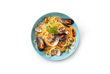 Piatto di deliziosi spaghetti conditi con frutti di mare e bottarga, visto dall'alto e isolato su...